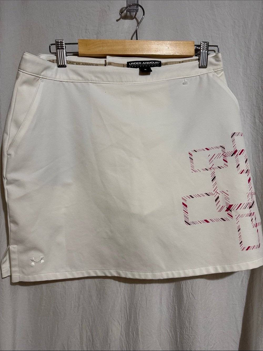 Under Armour White Women's Golf Skort with Pink Geometric Details